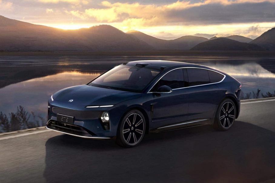 Китайцы начали продажи 707-сильного суперседана: дешевле ожидаемого