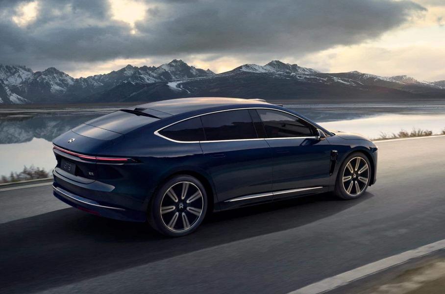 Китайцы начали продажи 707-сильного суперседана: дешевле ожидаемого