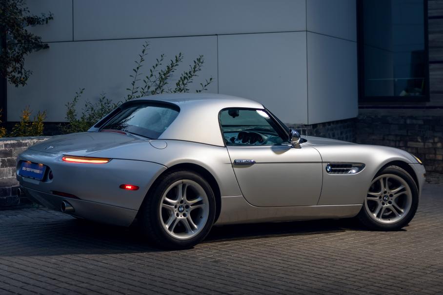 BMW Z8 комплектовалась не только сдвижным мягким, но и съемным жестким верхом — так же, кстати, было и у 507. Подчеркивая статус модели, баварцы давали в комплекте чехол для этой самой крыши — и даже специальную тележку, на которой она должна храниться и перекатываться по гаражу. Уровень!