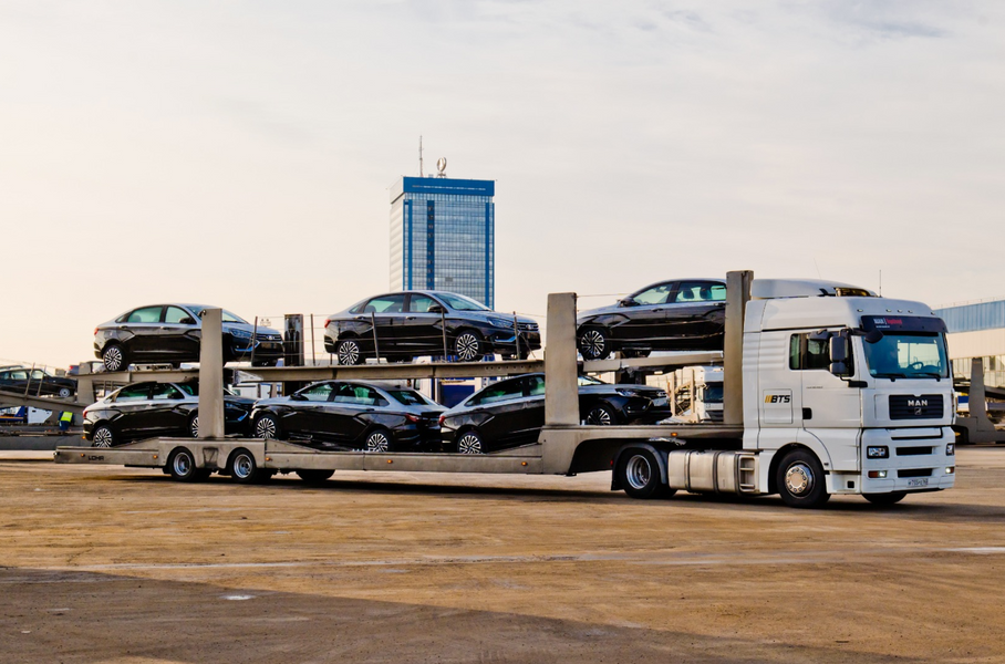 В Госдуму отгрузили 17 новых Lada Aura