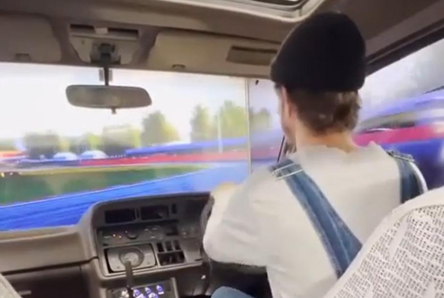 Минивэн Toyota HiAce превратили в виртуальный гоночный симулятор