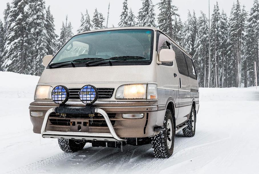 Минивэн Toyota HiAce превратили в виртуальный гоночный симулятор