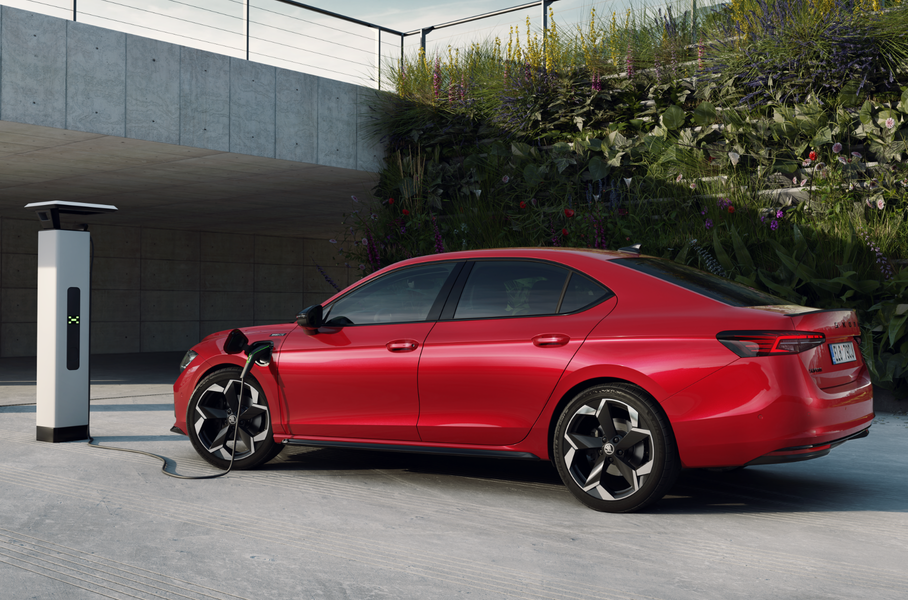 Лифтбек Skoda Superb нового поколения стал подзаряжаемым гибридом