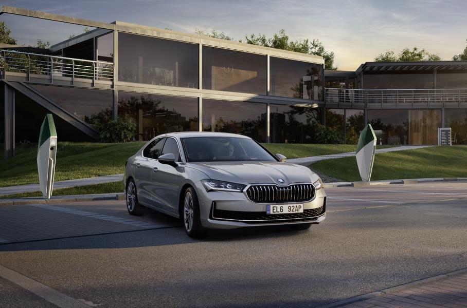 Лифтбек Skoda Superb нового поколения стал подзаряжаемым гибридом
