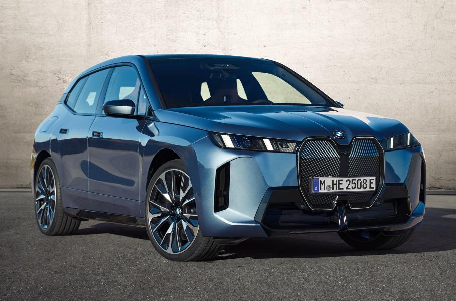 BMW сделала электрокроссовер iX мощнее и дальнобойнее