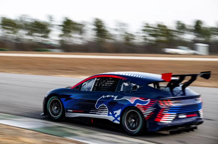 Ford Mustang Mach-E превратили в трехмоторый гоночный прототип