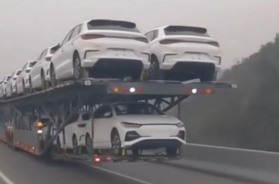 Видео: китайский автовоз на 30 машин