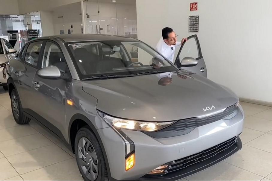 Новый седан-преемник Kia Rio: «живые» фото базовой версии