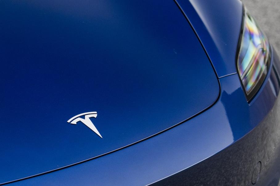 Tesla в 12 раз уступила BYD по продажам электрокаров в Китае