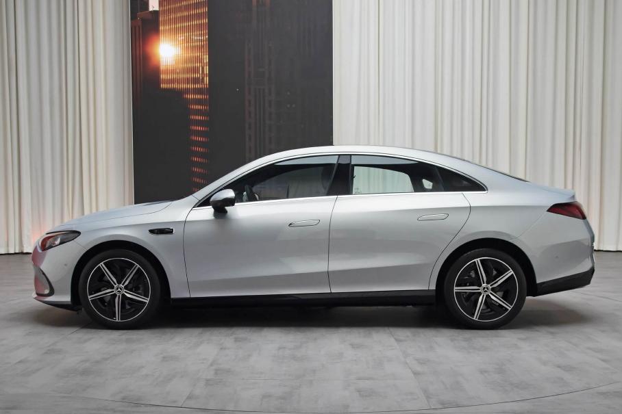 Новейший Mercedes-Benz CLA: удлиненная версия с базовым обвесом