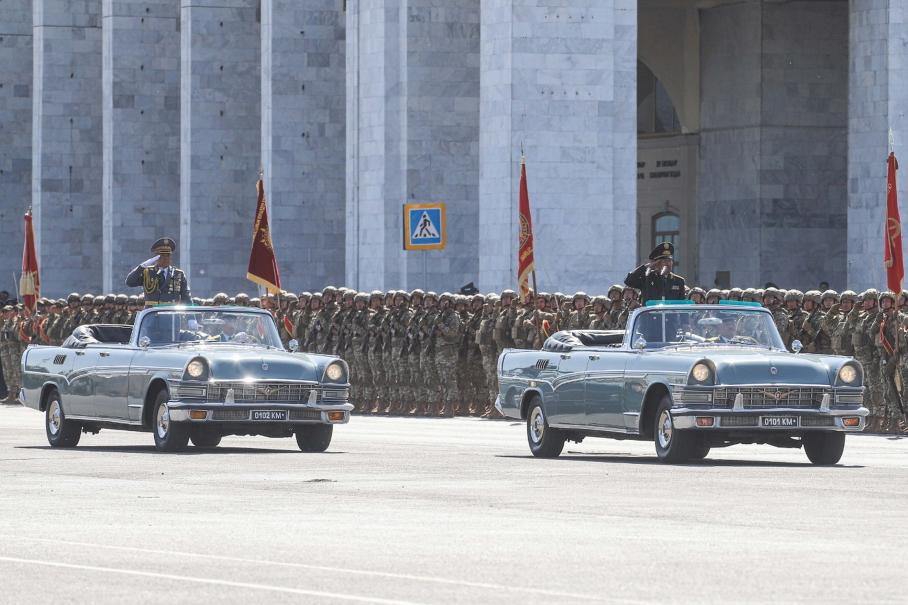 В Бишкеке принимали Парад Победы на уникальных фаэтонах ЗиЛ из 1960-х