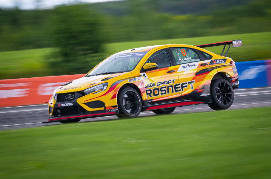 Новый сезон русских гонок начался с успеха Lada