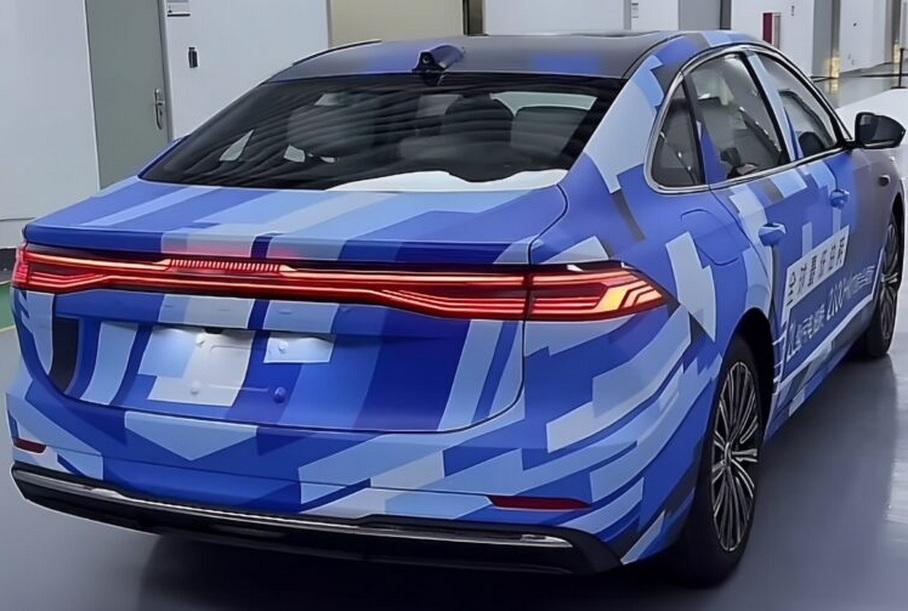 Geely показала бизнес-седан с запасом хода свыше 2100 километров