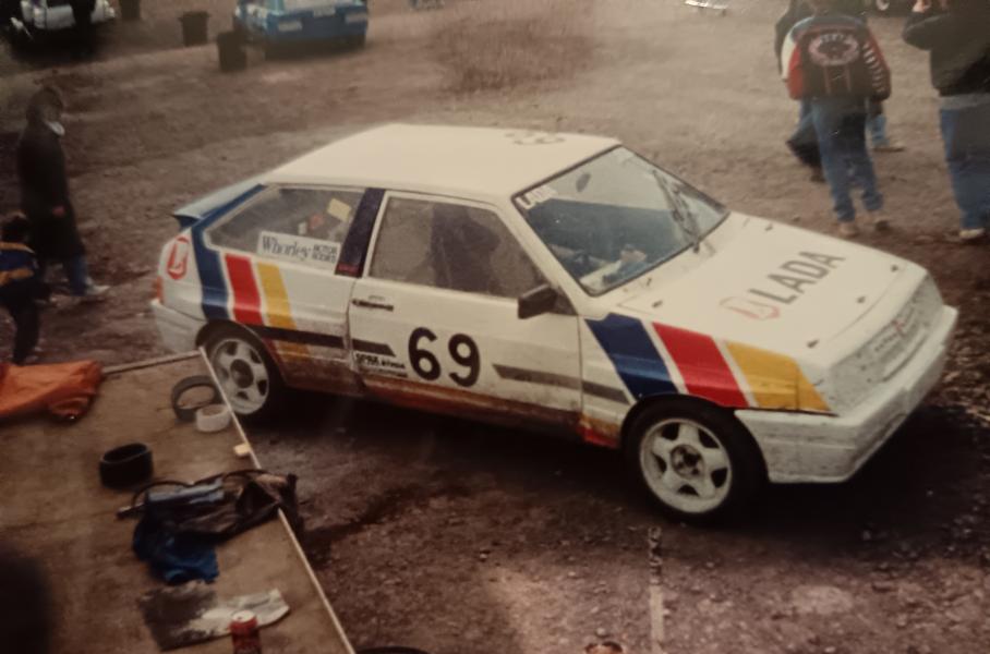 Эти симпатичные бампера и спойлер на третьей двери ставились и на товарные «Самары» — этим занимался импортёр Lada Cars UK. Таким машинами присваивали индекс «1500 SLX».