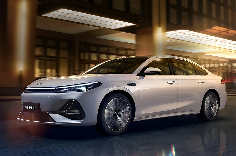 Geely показала гибридный седан с дальностью хода 2100 километров