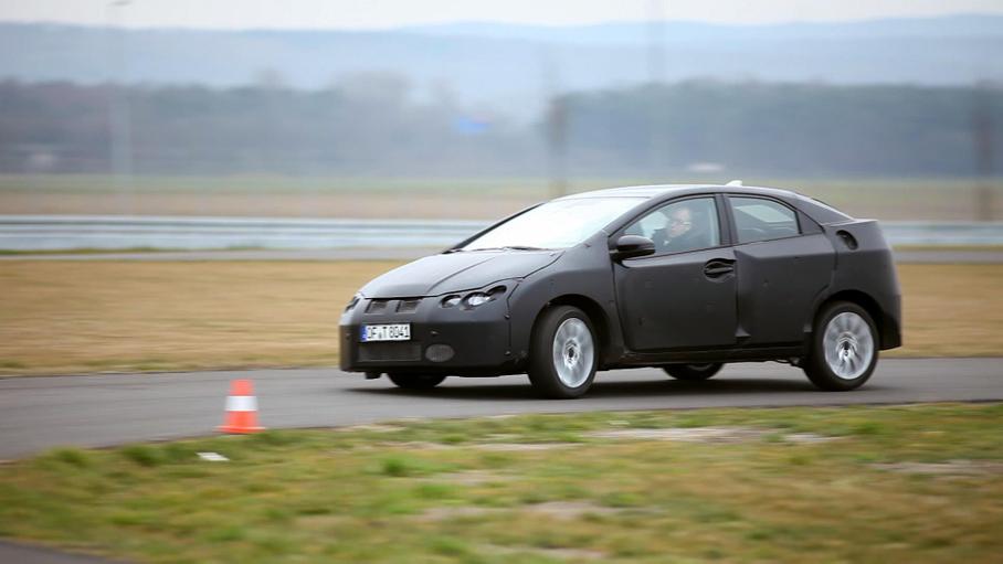 Закамуфлированный прототип нового Honda Civic на испытаниях