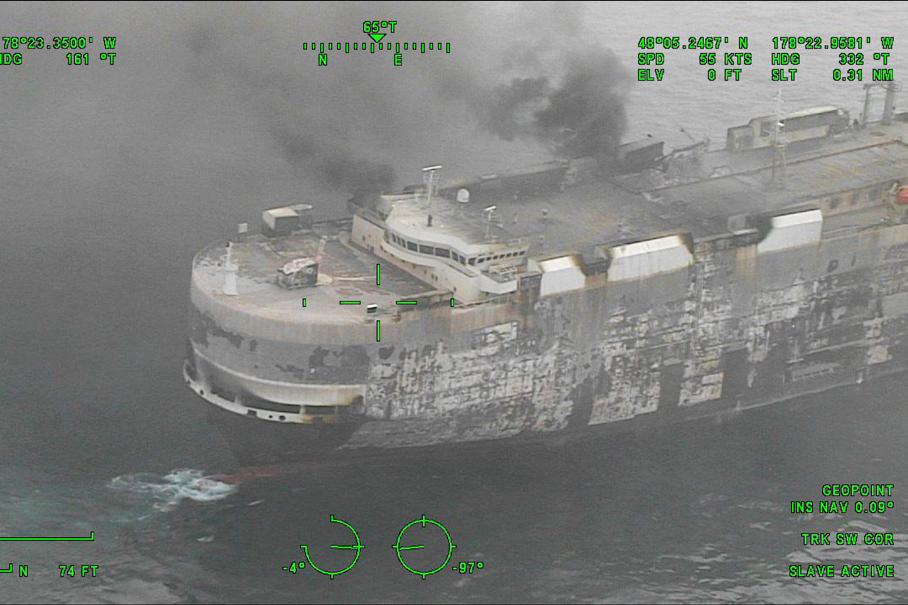 У побережья Аляски уже неделю горит автовоз с тремя тысячами автомобилей на борту