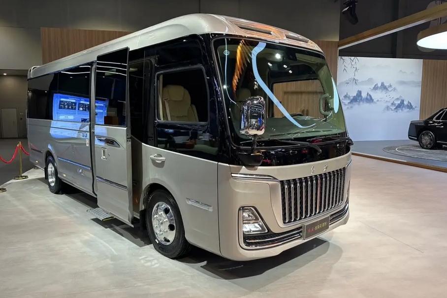 Hongqi показала ультрароскошный автобус размером с ПАЗ-3205