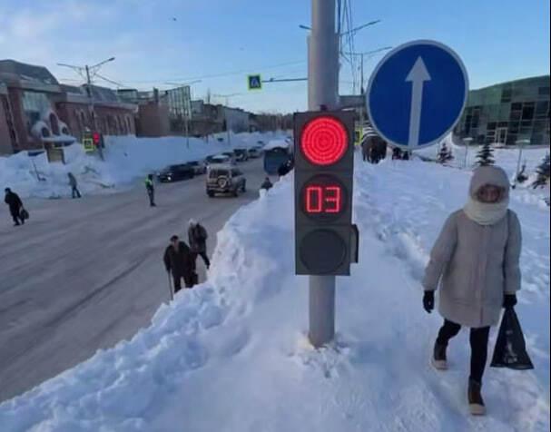 Тротуар на уровне светофора после снегопада в Петропавловске-Камчатском