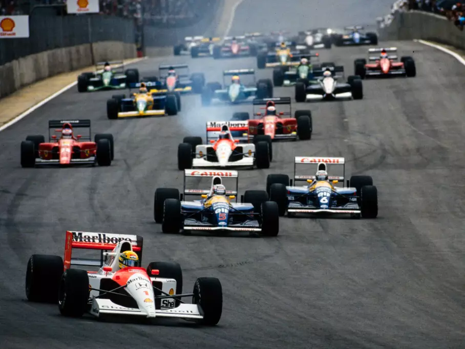 Айртон Сенна возглавляет пелотон на Гран-при "Формулы-1" в Бразилии в 1991 году