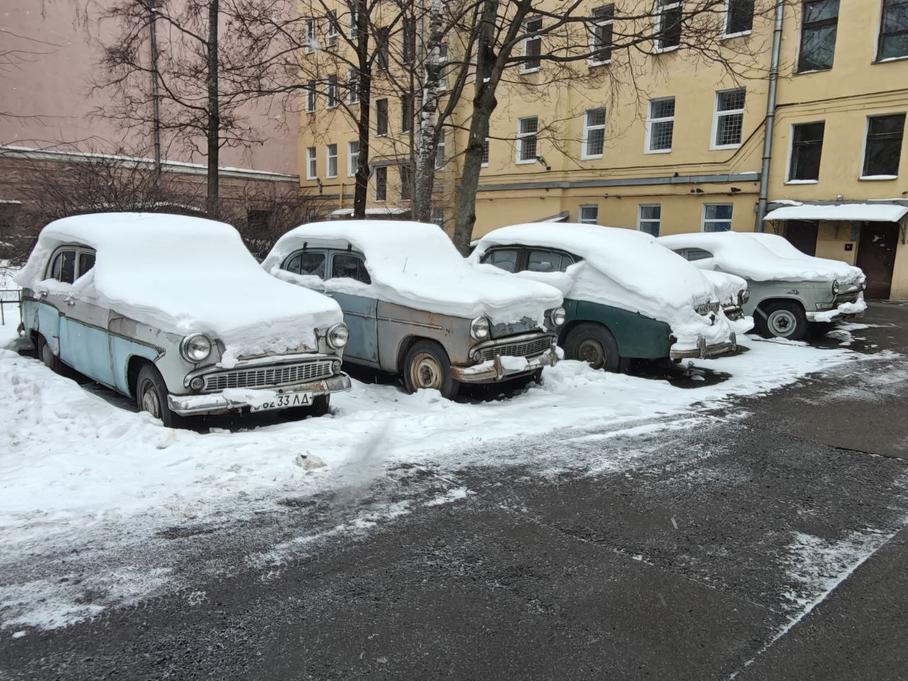 В петербургском дворе нашли парковку забытых советских авто