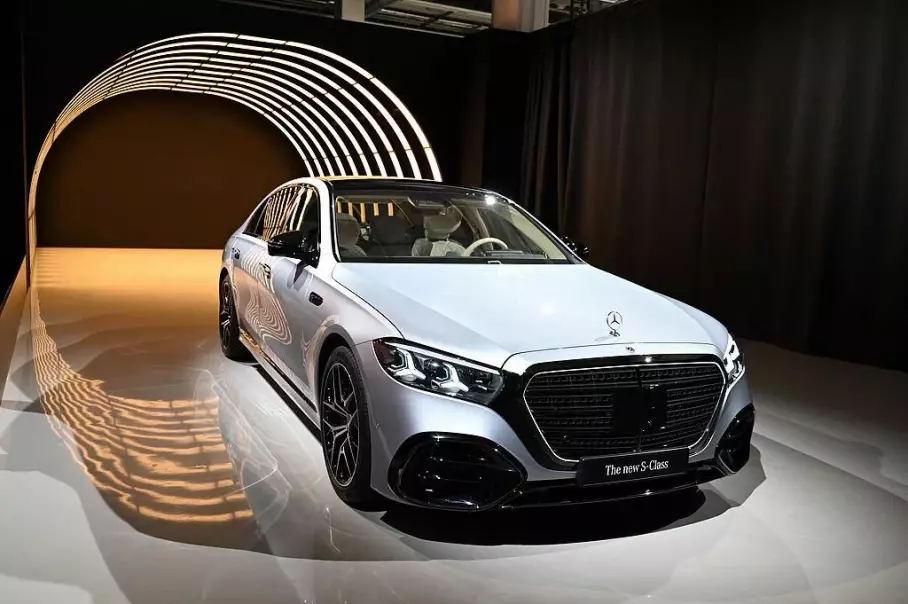 В Сети опубликованы фото обновленного Mercedes-Benz S-класса