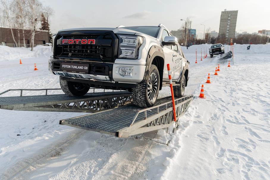 Foton Tunland G9, вид спереди на "качелях"