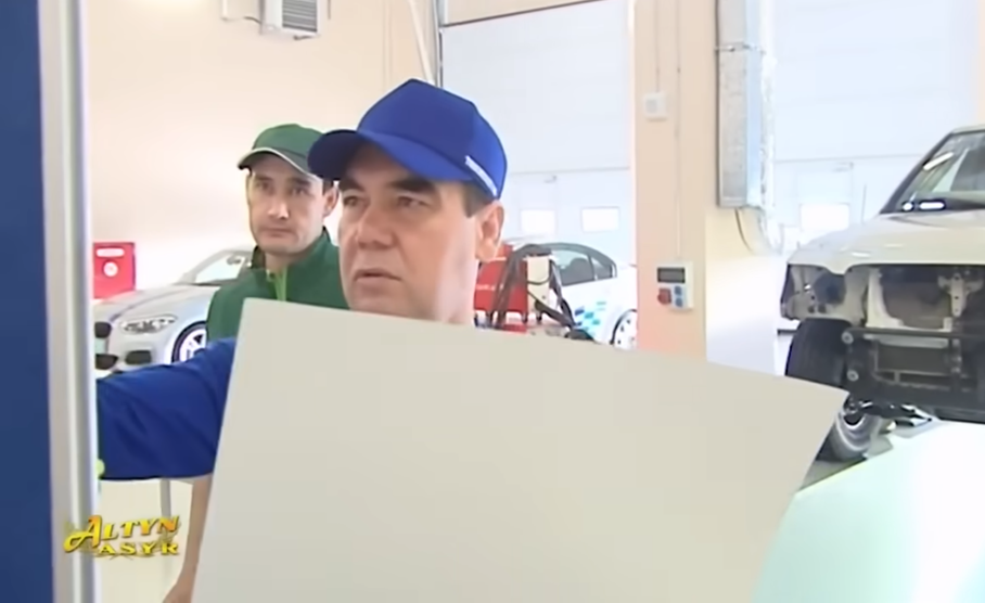 Бердымухамедов чертит гоночный автомобиль