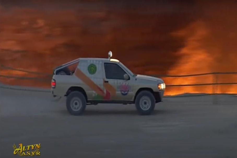 Бердымухамедов объезжает на спортивном пикапе вокруг горящего газового кратера