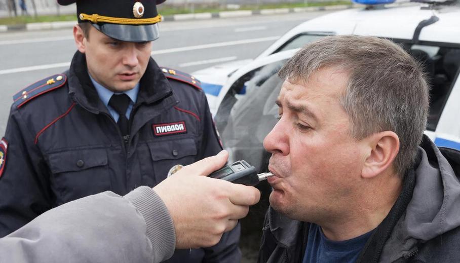 Водителя проверяют на дороге на алкотестере