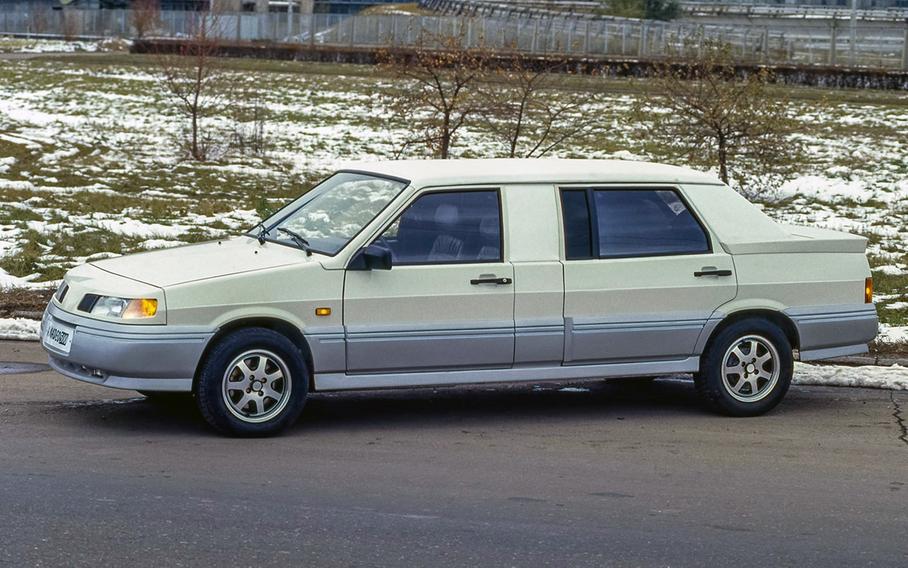 В России сохранился редкий длиннобазный ВАЗ-21099