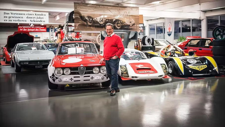 Фриц Нойзер на фоне своей коллекции