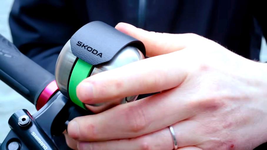 Skoda решила проблему наезда самокатчиков на пешеходов