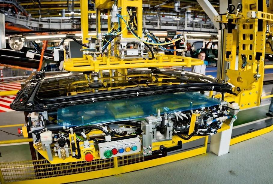 АвтоВАЗ считает, что панорамная крыша на Lada Azimut будет хитом