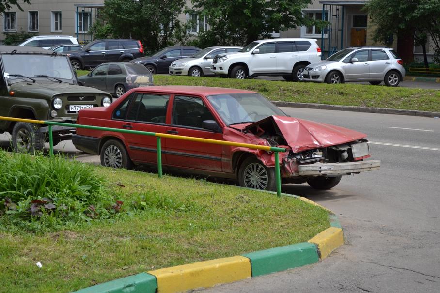 Разбитый в ДТП автомобиль