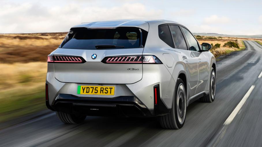 BMW iX3 на европейских дорогах — первый автомобиль формата Neue Klasse, который уже можно купить. Заявленный запас хода даже меньше, чем установленный рекорд инженерами  — до 805 км по циклу WLTP. В Мюнхен, к слову, машина добралась с 2% батареи в остатке.