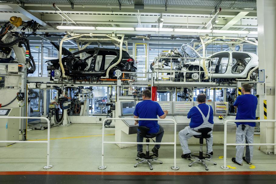 Производство Volkswagen Golf на заводе в Вольфсбурге