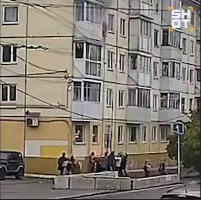 Видео: рабочие поймали ребенка, который выпрыгнул из горящей квартиры