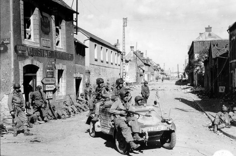 Июнь 1944 года, Нормандия: американские военные из 502-го парашютно-десантного полка на захваченном «Кюбельвагене»