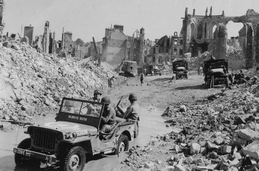Джип американской армии среди руин Валони в ходе битвы за Шербур, 24 июня 1944 года (после высадки союзников во Франции)