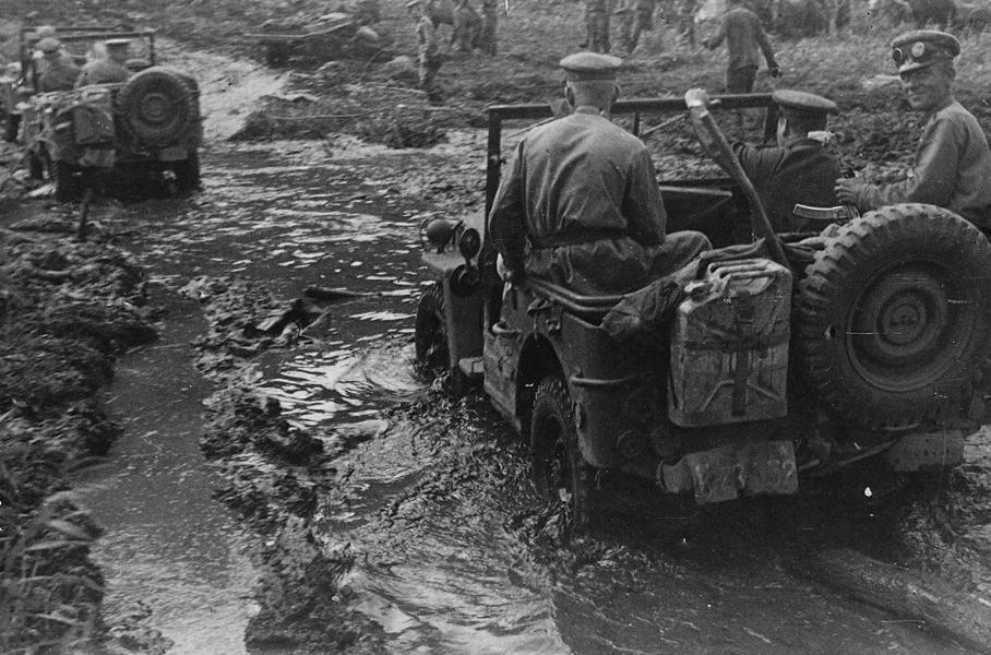 Советские офицеры на «Виллисах» пересекают речку