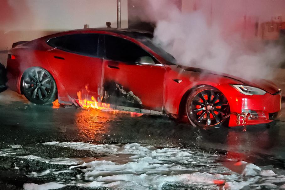 Tesla Model S сгорела в сервисе