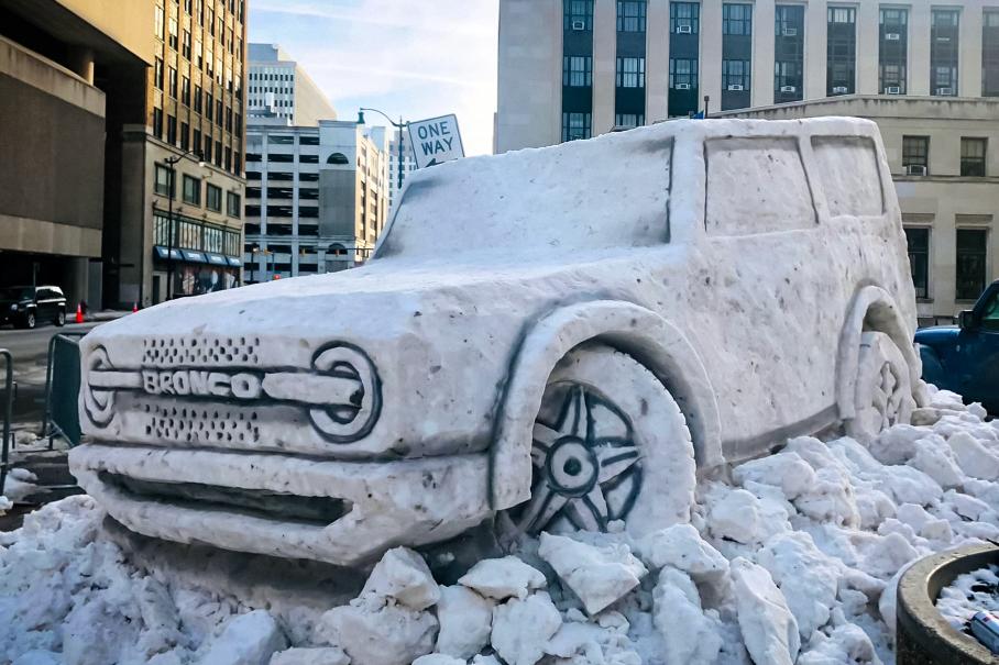 Посмотрите на вылепленный из снега Ford Bronco в натуральную величину