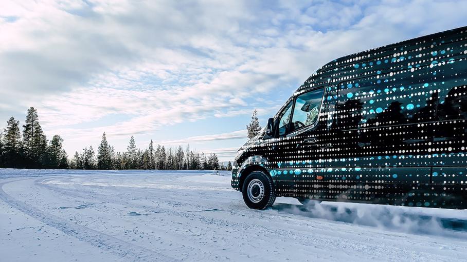 Mercedes-Benz показал тизер нового электрического Sprinter