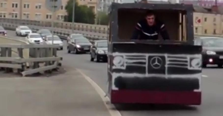 Игрушечный автомобиль бархан