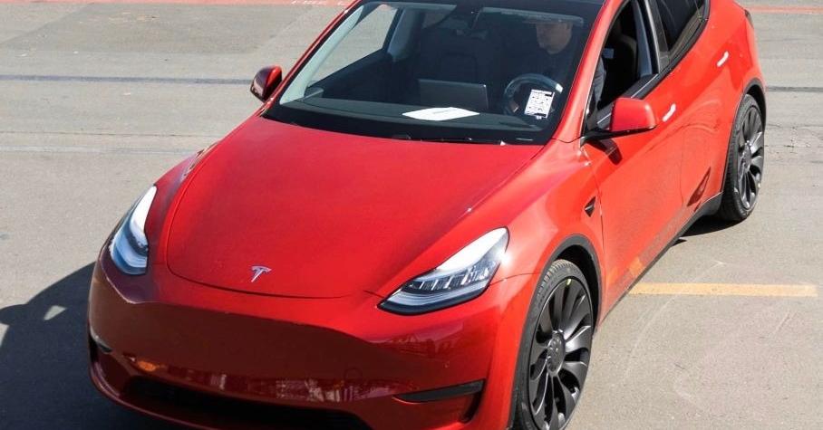 Илон Маск сообщил о выпуске миллионого автомобиля Tesla — им оказался новейший компактный кроссовер Model Y