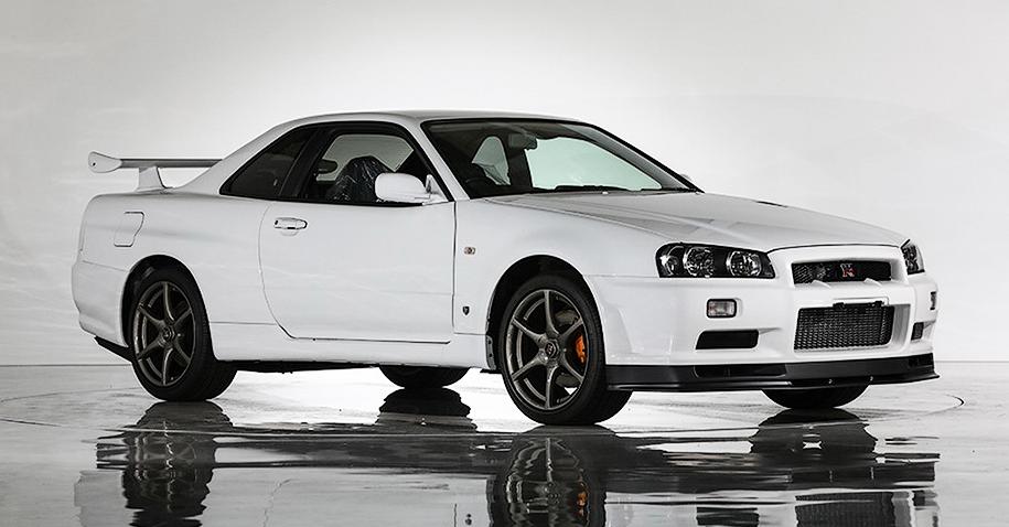 Nissan skyline белый
