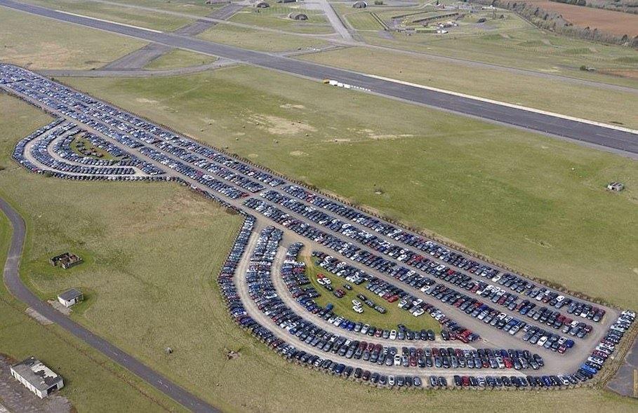 Парковку с тысячами нераспроданных из-за коронавируса автомобилей сняли с высоты птичьего полета