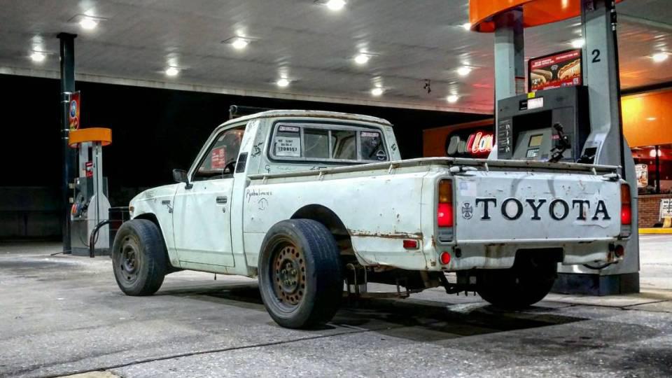 Американец превратил 40-летний пикап Toyota в хот-род с V8.